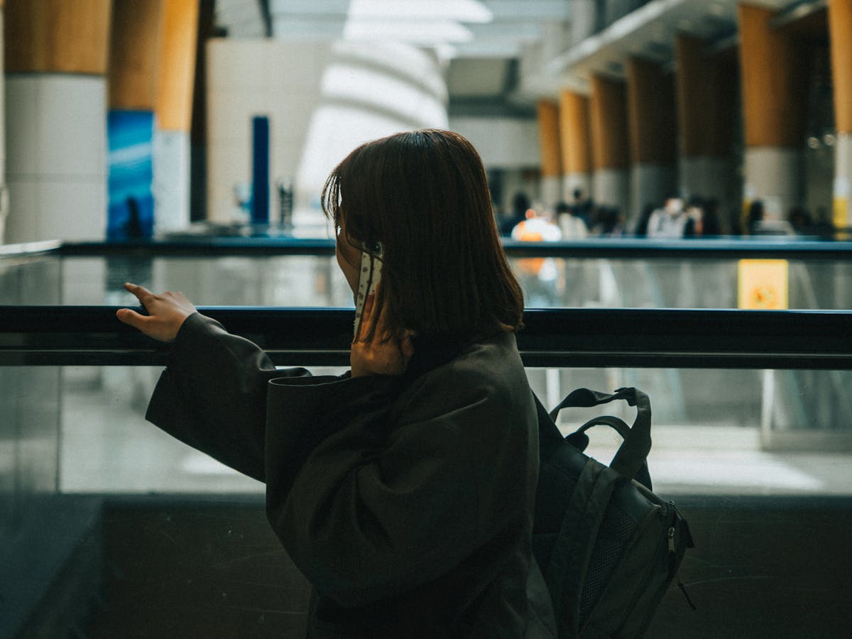 Khách du lịch dùng điện thoại tại sân bay sau khi kích hoạt eSIM