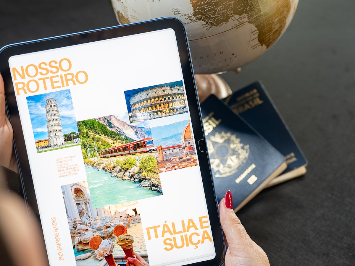 Máy tính bảng du lịch, địa cầu và hộ chiếu dùng để lên kế hoạch mua gói eSIM