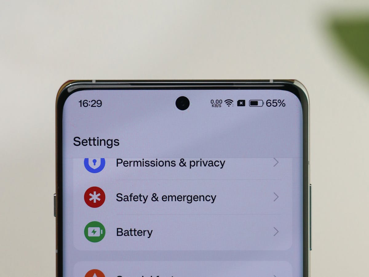 Màn hình cài đặt trên điện thoại để kiểm tra thiết bị có hỗ trợ eSIM