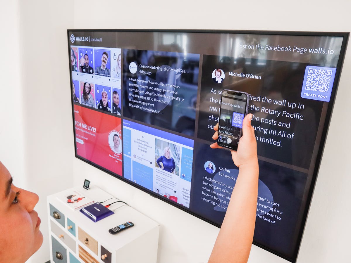 Người dùng dùng điện thoại quét mã QR để cài eSIM